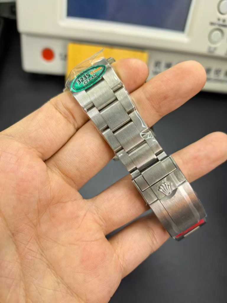 Rolex-YachtMaster-226627-Bracelet-768x1024-1